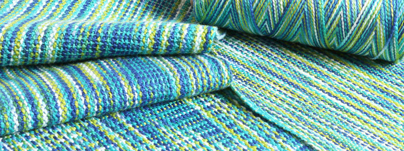 Tissu tissé avec le fil texturé Caterpillar d’Ashford en bleu et vert