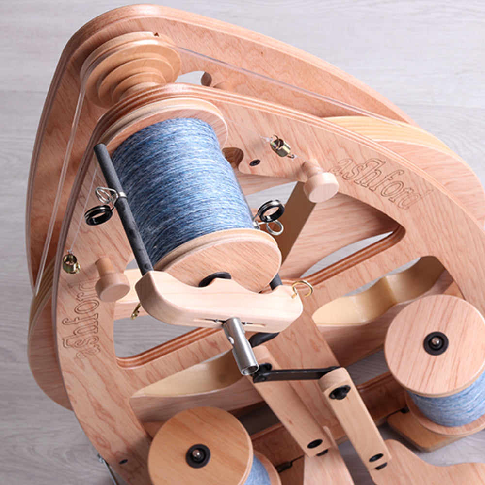Rouet Ashford Traditional en bois naturel avec des fibres filées