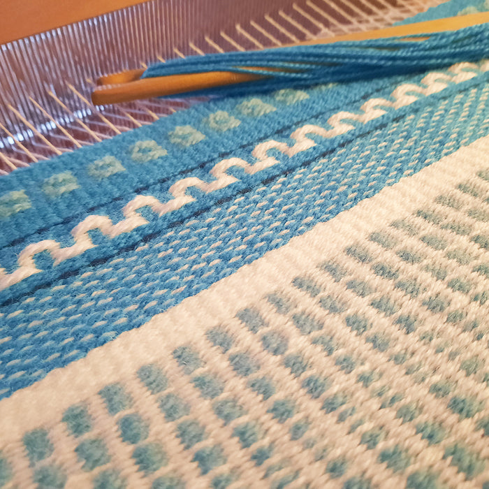 Tapis encore sur le métier avec motifs géométriques tissés en laine Heritage de Briggs & Little